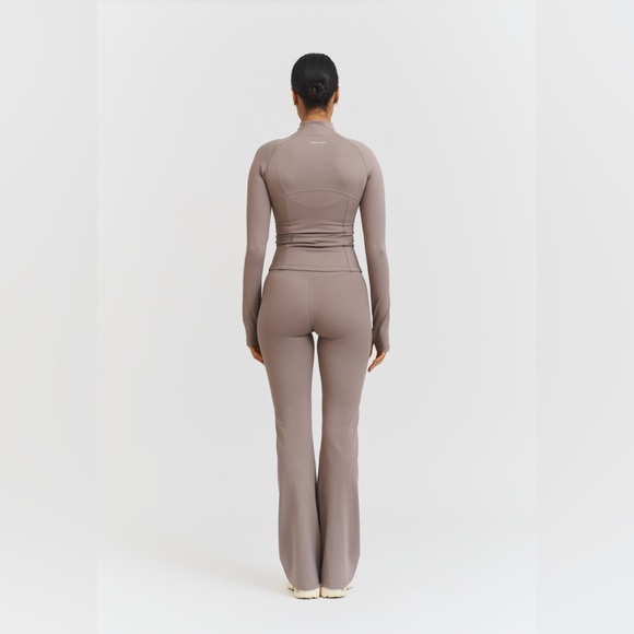 Sisterly Tribe SOFTSCULPT FLARED LEGGINGS - CLAY S - Picture 4 of 10